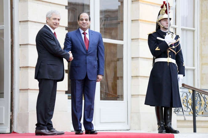 رئيس الجمعية الوطنية الفرنسية كلود بارتولون مرحبا بالرئيس المصري عبد الفتاح السيسي في باريس امس الاول 	افپ﻿