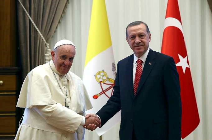 الرئيس التركي رجب طيب اردوغان مرحبا ببابا الفاتيكان فرانسيس امس رويترز