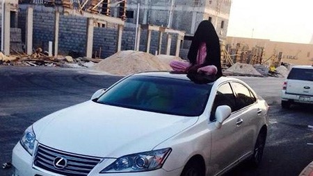 شاهد.. "إثيوبية" جلست فوق سيارة وأرعبت مالكها في السعودية