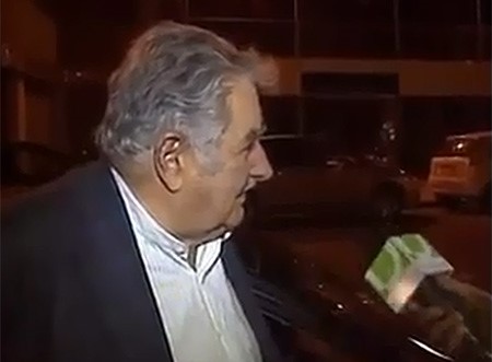 بالفيديو.. مشرد يستجدي افقر رئيس في العالم.. شاهد كيف تصرف ؟