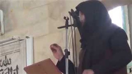 بالفيديو.. لحظة اغتيال احد امراء "النصرة" على منبر مسجد في "ادلب السورية"