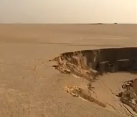 فيديو تحذيري لرواد البر.. حفرة عملاقة وعميقة جدا وسط البر تثير الهلع