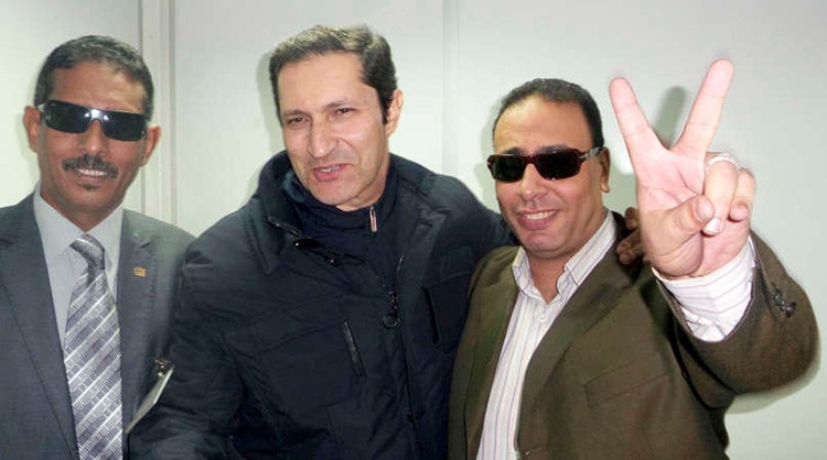 علاء مبارك وسط رجلي امن عقب النطق بالحكم افپ
