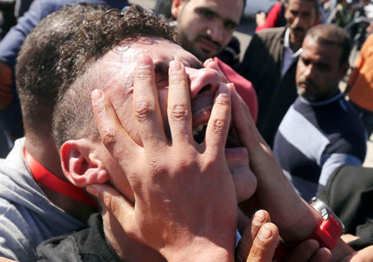 اثار الحزن على اهالي شهداء 25 يناير عقب الحكم ببراءة مبارك ونجليه والعادلي ومعاونيه امس رويترز