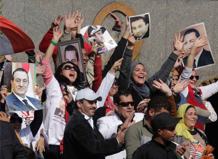 انصار مبارك سعداء بعد النطق بحكم البراءة في القاهرة امس افپ