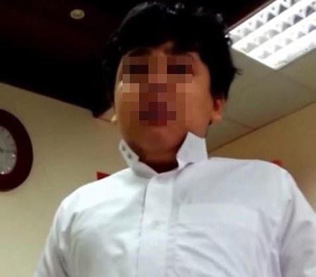 بالفيديو.. معلم خليجي يسخر من طالب يبكي بعدما "تفل" عليه صديقه