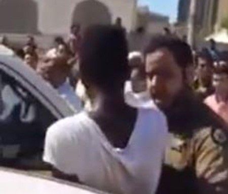 بالفيديو.. سعوديون يمسكون بـ"لص" هارب سرق 300 ألف ريال من صيدلية بجدة