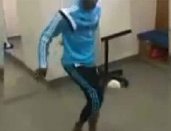 بالفيديو.. لاعب تشلسي الشاب يظهر مواهبه بكرة من "الجوارب"