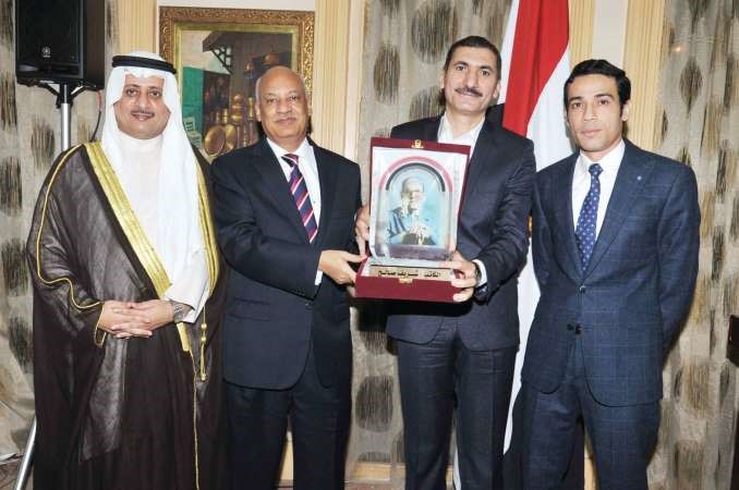 السفير عبدالكريم سليمان مكرما الزميل شريف صالح بحضور دبدر الدويش ودنبيل بهجت