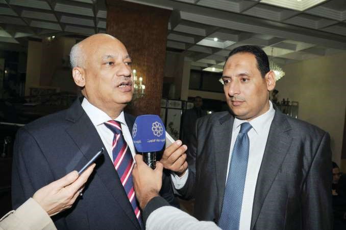 عبدالكريم سليمان متحدثا الى الصحافيين 