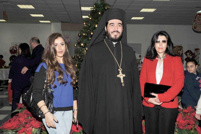 الارشمندريت افرام الطعمي مع الشيخة حصة الحمود وكريمتها الشيخة راحيل
