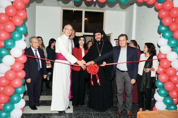 الارشمندريت افرام الطعمي وعدد من الضيوف يقصون شريط افتتاح المعرض 