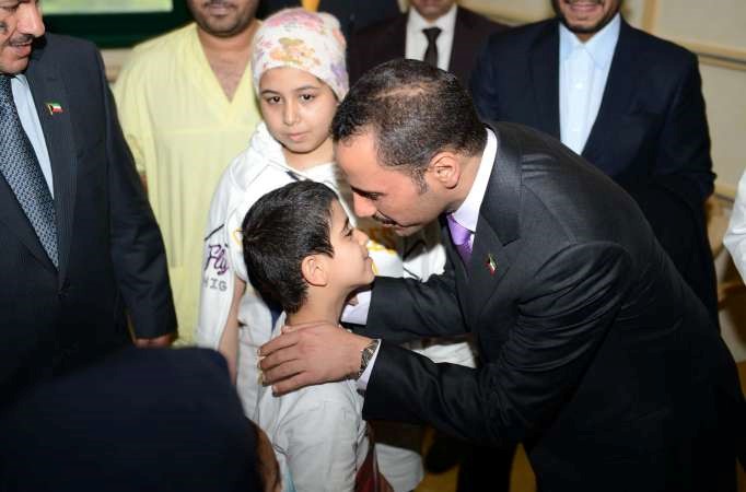 الغانم يقبل احد الاطفال المرضى
﻿
