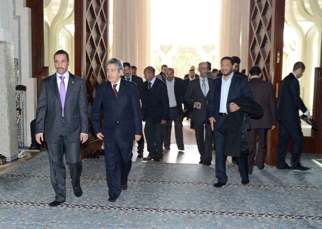 الغانم والوفد المرافق له داخل المسجد
﻿