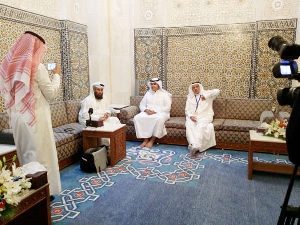حمد السنان يختبر احد الموهوبين بحضور مساعد الرخيص