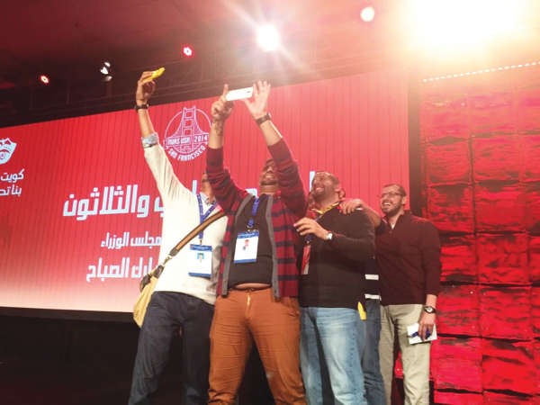 فرحة وصورة سيلفي﻿
