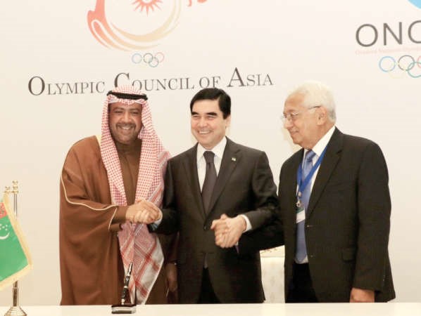الشيخ احمد الفهد يصافح رئيس تركمانستان قربانقلي برديمحمدوف والى جانبهما روبين ميتشيل