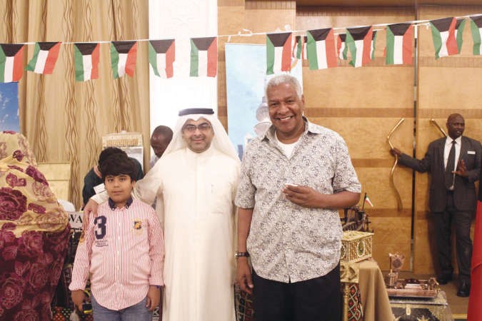 السفير طلال منصور الهاجري في الجناح الكويتي 