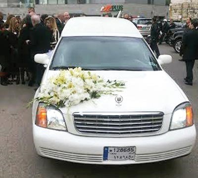 جثمان الفنانة الراحلة في سيارة بيضاء مكللة بالورود