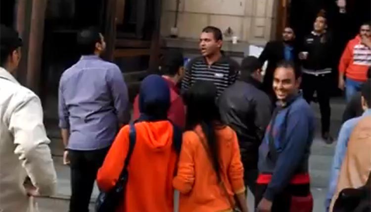 بالفيديو.. فتاة التحرش بجامعة القاهرة تثير أزمة مجدداً بملابسها المثيرة