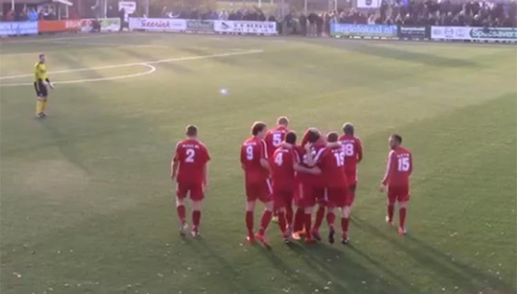 بالفيديو.. لاعب هولندي يُسجل هدفاً مُذهلاً من منتصف الملعب 