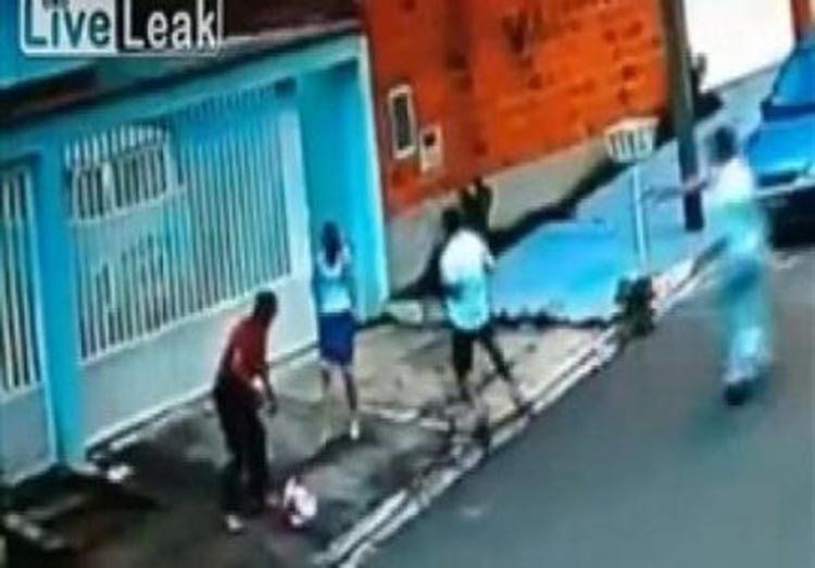 بالفيديو.. شرطي يلقي طفلته الرضيعة على الأرض ليهاجم لصاً مسلحاً