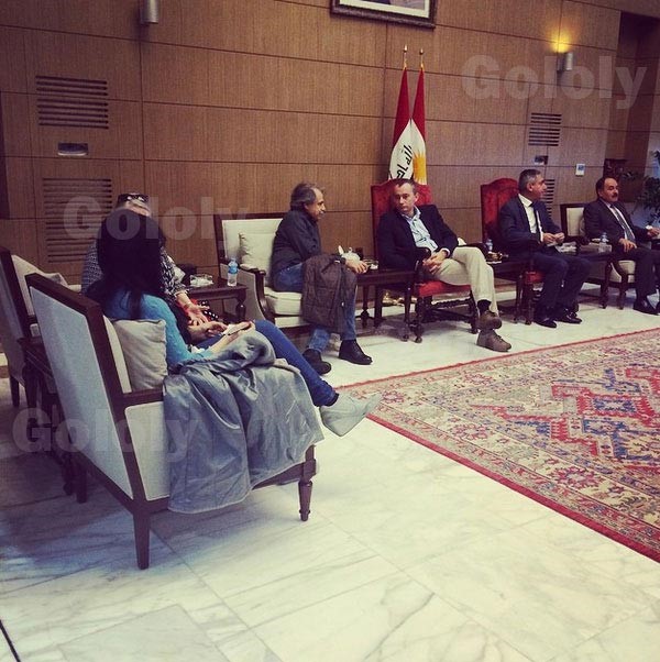 بالصور.. سهير القيسي توزع المساعدات على النازحين العراقيين