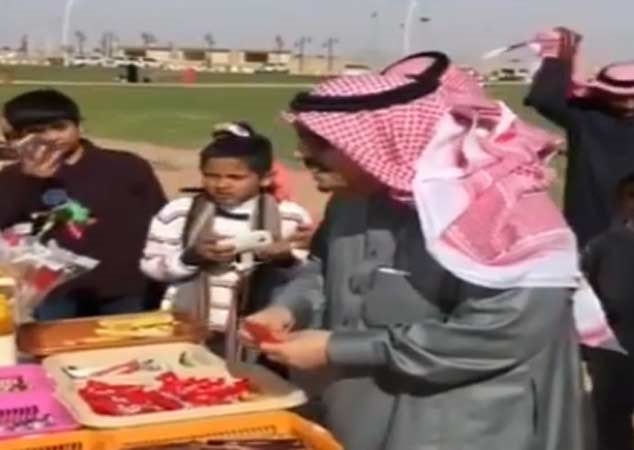 بالفيديو.. أمير القصيم يعطي "بساطة" 500 ريـال