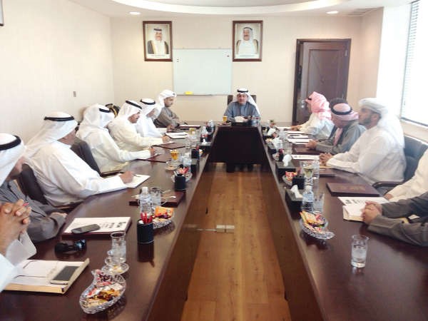 الوزير الكندري خلال لقائه رؤساء فرق الطوارئ في البلدية 
