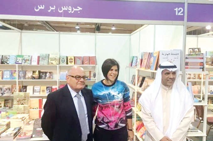 هناء حمزة مع السفير اللبناني د خضر حلوة في معرض الكتاب﻿
