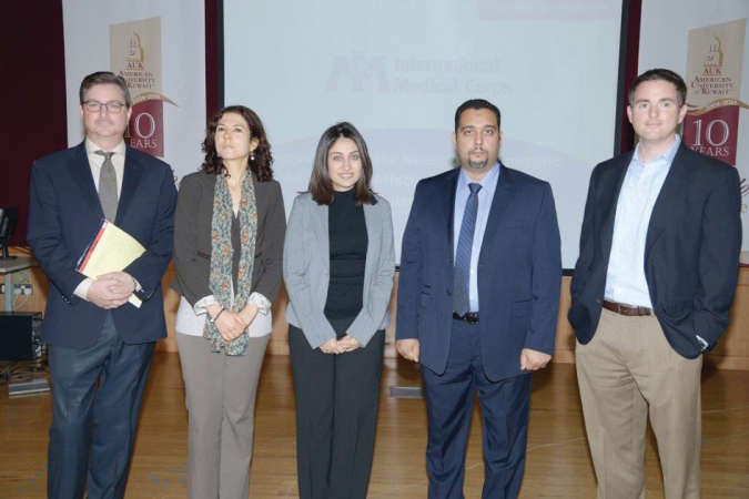 انكا فيسبيكر ودمحمد الشاذلي واستاذ العلوم الاجتماعية والسلوكية في الجامعة