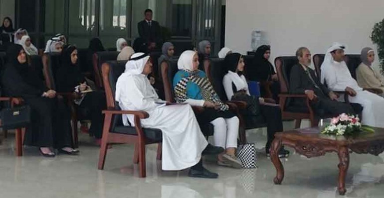 عدد من الطلبة واولياء الامور