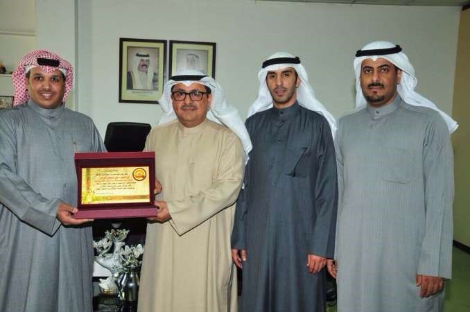 فرحان البصمان مقدما درعا تذكارية الى علي الرومي ﻿