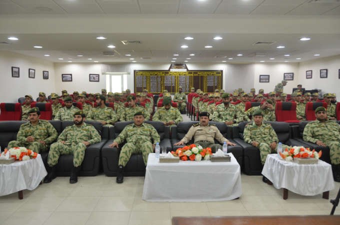 العميد خالد الوقيت متوسطا قادة وافراد دورة اغرار حرس المجلس