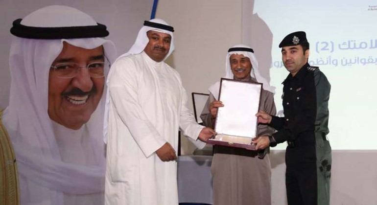 النقيب عثمان غريب يتلقى درعا تذكارية ﻿