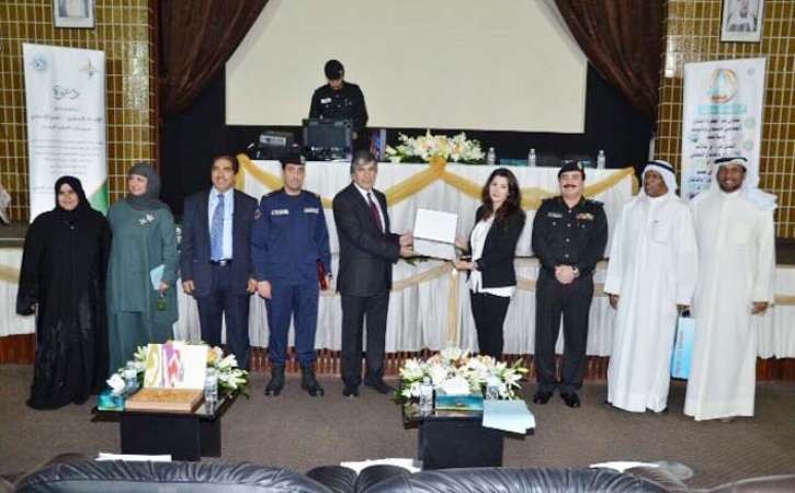  دميسون الزنكوي تتسلم درعا تذكارية ﻿