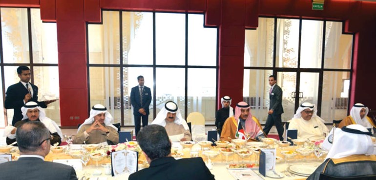 الشيخ صباح الخالد وخالد الجار الله وعدد من مسؤولي الخارجية خلال المادبة﻿