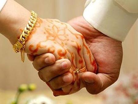 شاب سعودي يقترن بزوجتي شقيقيه المتوفيين واللتين تكبرانه سناً طاعةً لوالديه 