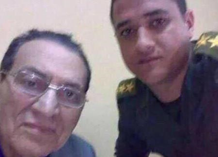 أول "سيلفي" لمبارك بعد البراءة