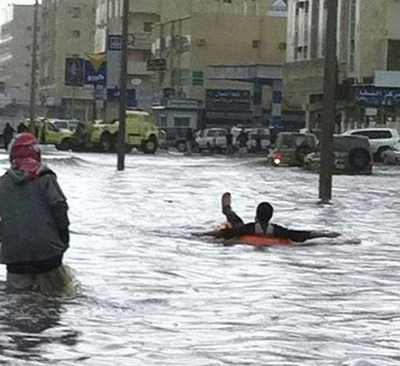 بالفيديو.. اضحك من قلبك لطرائف السعوديين مع الأمطار