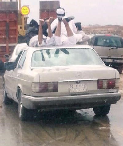 شباب يتحدون المطر﻿