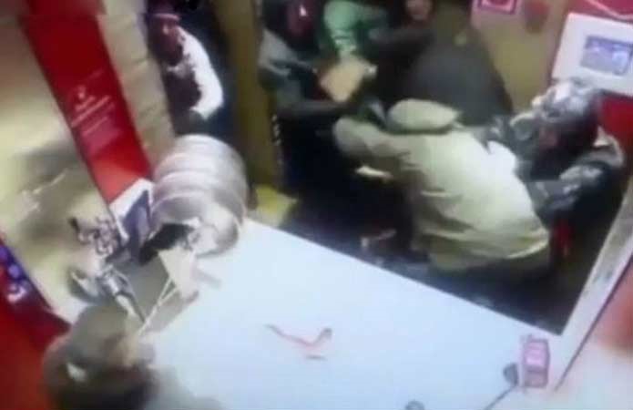 بالفيديو.. عراك بين مشجعي فريقي كرة القدم الروسي واليوناني في موسكو
