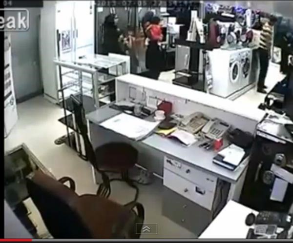 بالفيديو.. سيدتان تنفذان سرقة ناجحة بقيادة "طفل" 