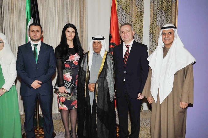 ناصر الساير ومبارك ناصر الساير يقدمان التهاني ﻿