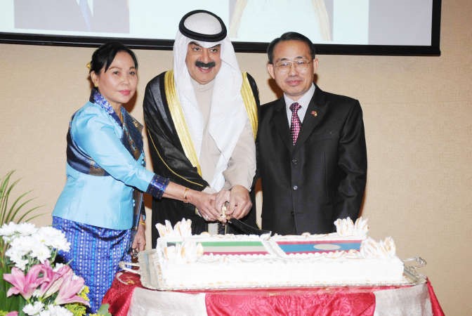 وكيل الخارجية السفير خالد الجارالله وسفير لاوس وحرمه يقطعون كيكة الاحتفال بالعيد الوطني			محمد خلوصي﻿