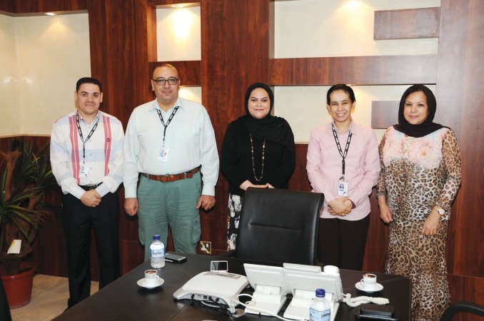 لطيفة اللوغاني ووالدتها مع رئيسة قسم المحليات الزميلة عفاف مختار والزميليناسامة دياب ومسعد حسني﻿
