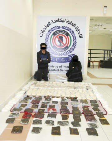  السيدة البدون والسوري الموقوف وامامهما المضبوطات