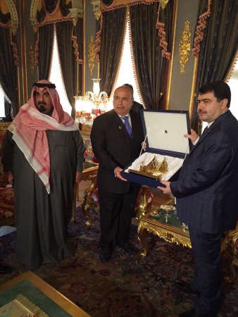 الفريق الفهد يسلم محافظ اسطنبول درعا ويبدو اللواء الشيخ احمد الخليفة