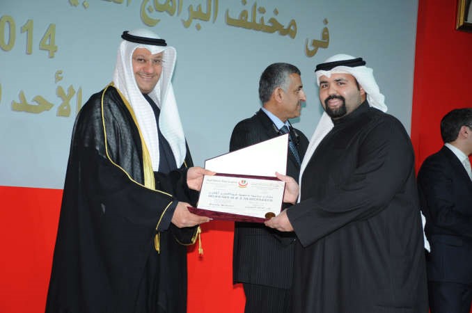 د علي العبيدي مكرما احد الاطباء الخريجين 