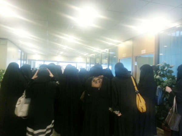 عدد من موظفات ادارة شؤون القران خلال اعتصامهن امام مكتب وزير الاوقاف امس